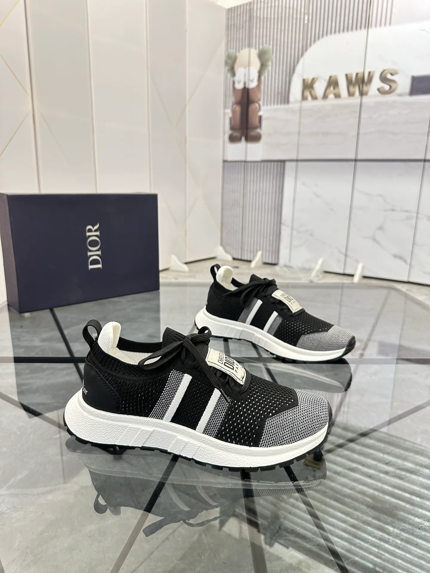 Selling men's shoes 💰: 💰P400¥ Product trademark: Dior* "Dior*" low-top casual shoes Regular size: 38-44 (can be customized to 45) Product materials: Imported breathable fly knit upper, breathable lining, original outsole. Number: 558
